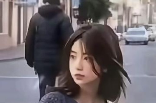 3岁女童在洗浴店摔倒后脑受伤宝妈发帖吐槽反被索赔100万元店方：她拒不删帖疑似敲诈
